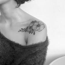 Voici un fin tatouage fée noir et blanc avec écriture. Blackwork Poppy Tattoo L Antichambre