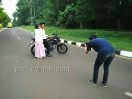 Foto prewedding dengan motor cb. Kisah Nyata Ketika All New Honda Cb150r Menarik Perhatian Calon Pengantin Untuk Foto Prewedding Monkeymotoblog