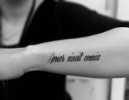 Amor Vincit Omnia Tattoo Done By Amir Tatuaggi Artistici Tatuaggi Sul Braccio Femminili Tatuaggi