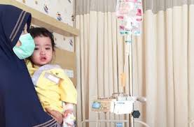 Sulaiman langsung dipisahkan dari saya, untuk dibersihkan, diobservasi oleh dokter anak, dan beberapa menit kemudian saya diinfokan saya tak bisa melakukan imd (inisiasi menyusui dini), karena sulaiman. Oki Setiana Dewi Anti Vaksin Hingga Anak Sakit Postingan Dokter Ini Banjir Komentar