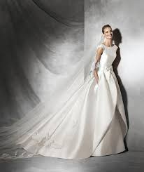 Tabina Original Wedding Dress With Bateau Neckline Pronovias Brautmode Brautkleid Hochzeitskleid