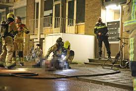 Drie mensen moesten nagekeken worden door ambulancepersoneel nadat zij rook in hadden geademd. Zwaargewonde Bij Woningbrand Meppelweg Den Haag District8 Net