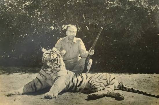 India: Tiger hunting in 1870 . by Willoughby Wallace Hooper. Now a days Tiger hunting❓