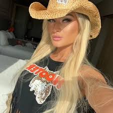 Anna Garrison (@annaconda.a)