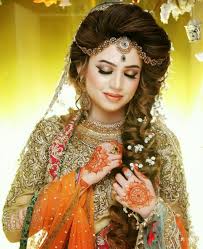 Bridal Kashee S Mehndi Day Hairstyles 2017 In Pakistan Sari Info Pakistani Bridal Hairstyles Pakistani Bridal Makeup Pakistani Bridal Dresses