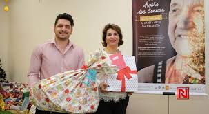 Idosos de entidades recebem presentes de Natal em Limeira