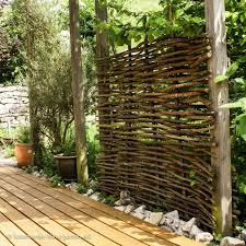 Flechtzaun Aus Weideasten Im Garten Holzterrasse Aus Eiche Zaun Garten Garden Fence Flechtzaun Zaun Garten Garten Naturgarten