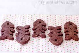 Tus amigas las princesas favoritas están teniendo una noche de chicas y están pensando en pedir algo dulce,l pero la reina les he dicho que mejor lo preparen en casa. Galletas De Jengibre Y Cacao Migas En La Mesa