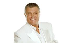 Luigi melieni mollo, conocido artísticamente como gino renni (calabria, 7 de junio de 1943) es un cantante, actor y humorista argentino de origen italiano. Contratar A Gino Renni Impronta Music