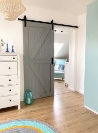 More meanings for schlafzimmer mit doppelbett. Die Kombination Aus Rustikal Und Modern Mit Graue Schiebetur Holz