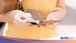 Pernah mengalami mimpi dapat uang? Arti Sebenarnya Mimpi Pegang Uang Banyak Bukan Mau Dapat Rezeki