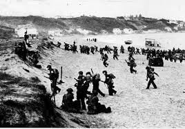 En juin 1942, à washington, churchill et roosevelt décident d'un débarquement préalable et de l'occupation de l'afrique du nord française. 8 Novembre 1942 Debarquement En Afrique Du Nord Herodote Net