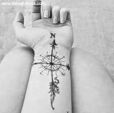 Incluir un trébol en tu tatuaje de cruz es una gran manera agregar otra capa religiosa a tu tatuaje. Tatuaje De La Rosa De Los Vientos Logia Tattoo Barcelona