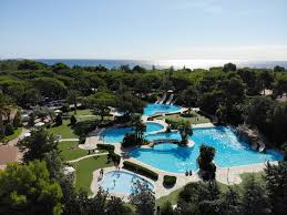 It includes a central plain, surrounded by the serralada prelitoral mountain chain on the west and in the north. Camping Playa Montroig Resort Camping Costa Dorada Camping Tarragona Bungalow