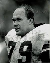 1993 Press Photo Dave Widell rests after injuring ankle, Bears vs. Broncos 