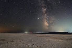 Júpiter, el más brillante, por debajo y saturno por encima. La Gran Conjuncion De Jupiter Y Saturno Las Geminidas Y El Solsticio De Invierno Los Fenomenos Astronomicos Que Llegan En Diciembre Infobae