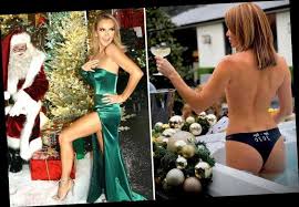 Amanda holden, 49, spoke out on the intense beauty regime that she implements to keep looking young. Amanda Holden Goes Topless In A Hot Tub As She Toasts Goodbye To 2020 With Champagne Showcelnews Com