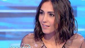 Non con un nuovo outfit, né con una nuova manicure, bensì con un nuovo taglio! Caterina Balivo Telefonata Imbarazzante A Vieni Da Me Lui Non C E Piu