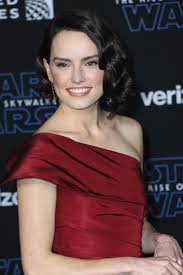 The #1 source for daisy ridley news on twitter & facebook! Daisy Ridley S Star Wars Premiere Gown Is Christmas In A Dress British Vogue