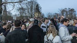 And that the nazi's actually saved the vondelpark? Deze Jongeren Waren Gisteren In Het Overvolle Vondelpark Je 100 Procent Aan De Regels Houden Is Gewoon Niet Te Doen Eenvandaag
