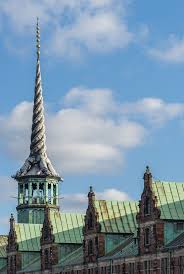 A calculation based on approved new local plans mandating green roofs gives a total of 200.000 m2 of green roofs to be installed. Datei Borsen Dragon Spire Roofs Copenhagen Denmark Jpg Wikipedia