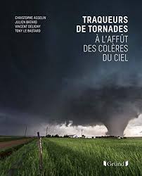 La tornade qui a touché hallam, dans le nebraska, a laissé un couloir de dégâts de 4 km de large le 18 mars 1925, une tornade a parcouru au moins 350 km dans le missouri, l'illinois et l'indiana, tuant. Amazon Com Traqueurs De Tornades A L Affut Des Coleres Du Ciel Reportages French Edition 9782324020803 Asselin Christophe Le Bastard Tony Deligny Vincent Batard Julien Books