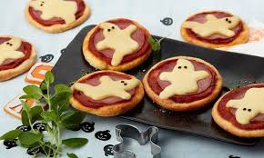Gespenster Pizzinis Rezept Kleine Pizza Helloween Essen Kinder Halloween Essen Rezepte