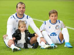 Auch mirko slomka sieht in dem holländer weiterhin. Rafael Van Der Vaart Jetzt Warten Alle Hsv Fans Auf Seinen Sohn