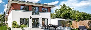 Wohlfühlambiente auf der terrasse auch durch die holzverschalung der fassade im erdgeschoss. Regnauer Vitalhaus Munchen