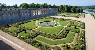 The Gardens Of The Grand Trianon En 2020 Jardin Francais Trianon Le Grand Trianon