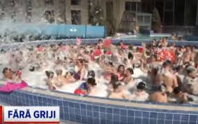 Maybe you would like to learn more about one of these? Peste 1 000 De TuriÈti SÄrbÄtoresc Ziua Femeii La BÄile Felix Oamenii S Au Inghesuit FÄrÄ FricÄ In Piscinele Cu ApÄ TermalÄ AcoperiÈi Cu SpumÄ