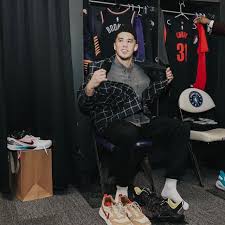 With a purple suede upper and orange accents, the color combination takes inspiration from the team colors of the suns. Sneakers Nike Kobe Iv Protro Worn By Devin Booker On The Instagram Account Dbook Spotern