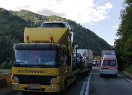 Autorităţile din sibiu anunţă că la faţa locului a fost trimisă de urgență o. Accident Grav Pe Valea Oltului Trei Tir Uri Si Cinci Autoturisme S Au Facut Zob