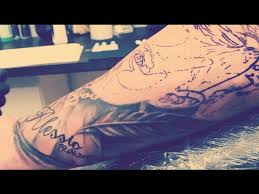Das motiv widmet er sohn alessio. Neues Mega Tattoo Pietro Lombardi Lasst Sich Alessios Gesicht Stechen 2 Youtube