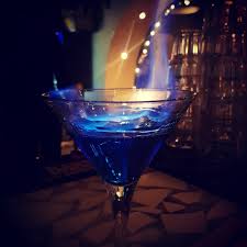 Un'ipotesi in passato accreditata affermava che il cocktail fosse una variante del blue lagoon nata in italia fra gli anni cinquanta e gli anni sessanta. Angelo Azzurro Cocktail Ricetta Ingredienti Dosi E Gradi