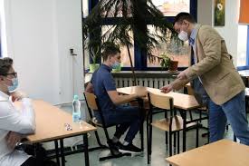 Na próbnym egzaminie ósmoklasiści musieli rozwiązać próbny egzamin ósmoklasisty w szkole. Dzaelclfi4mq1m