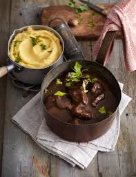 Zum Wohlfuhlen Gut Sanft In Rotwein Geschmortes Rindsgulasch Mit Thymian Und Lorbeer Dazu Cremige Polenta Rindsgulasch Gulasch Essen Und Trinken