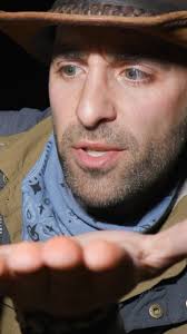 Black widow free-handling… just goes to show that these creepy crawlies  aren’t really out to get you! #wildlife #nature #bravewilderness  #blackwidow