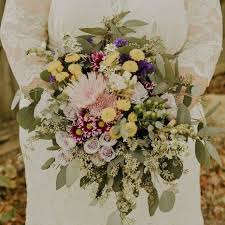 Here you can find beautiful rustic country flower arrangements and wedding bouquets for inspiration from rustic wedding chic. Rustic Wedding Flower Styles