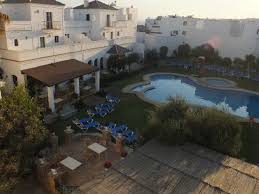 Hotel doña lola zahara 22 marzo, 2020 hotel doña lola en zahara de los atunes ver precios elhotel doña lola zaharaestá situado en la entrada del pueblo pesquero de zahara de los atúnes y a pocos metros de la playa. Dona Lola Zahara Hotel Zahara De Los Atunes Spagna Prezzi 2021 E Recensioni