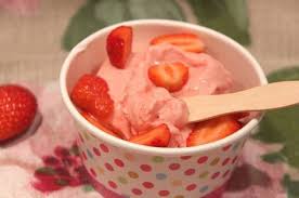Yaourt Glace A La Fraise Recette Light Avec Ou Sans Sorbetiere Yaourt Glace Sorbetiere Glace A La Fraise