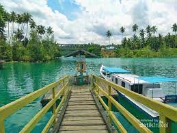Saat air pasang airnya asin, saat air surut airnya tawar. Kalimantan Itu Indah Danau Labuan Cermin Buktinya
