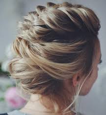 The presence of soft waves on the face, the strands are cut in a stepwise manner, the presence of feathers, the lightening of the strands. 50 Hottest Prom Hairstyles For Short Hair