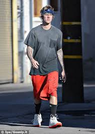 Il cantante è popolare anche nel mondo . Justin Bieber Paparazzato A L A E Quasi Irriconoscibile Foto Gossip It