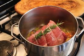 L'arrosto morto viene preparato legando con lo spago la carne mentre triterete insieme gli aghi di rosmarino con gli spicchi d'aglio per mescolare il tutto con sale e pepe. Vitello In Arrosto Cottura Cinelli Colombini