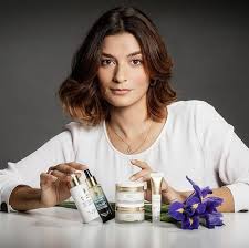 Maybe you would like to learn more about one of these? Margarida Yves Rocher A Marta Faial Sabe Como E Importante Cuidar Da Pele Para Prevenir O Sinais De Envelhecimento Por Isso Para A Sua Rotina Anti Idade Escolheu A Linha Anti Age Global