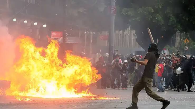 🔴 Integrantes del bloque negro vandalizaron la tarde de este domingo el Palacio de Gobierno de Jalisco, en Guadalajara. Con bombas molotov y cohetones incendiaron la puerta principal del inmueble y