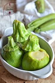 Lavate le zucchine e tagliate il cappello a circa 2 centimetri dal gambo lasciandolo integro. Zucchine Tonde Ripiene Al Forno Zucchine Ripiene Senza Carne