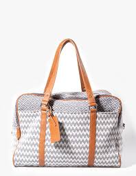 Vous trouverez votre bonheur, que vous soyez plutôt vintage ou moderne ! Stradivarius Jacquard Weekend Bag Bags Weekender Bag Stradivarius