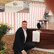 Holder Schreinerei Baufachforum Baulexikon Kunstler Und Schreiner Der Schreinermeister Andreas Holder Vor Der Holzbad Holzbadewanne Fensterbauer Schreinerei